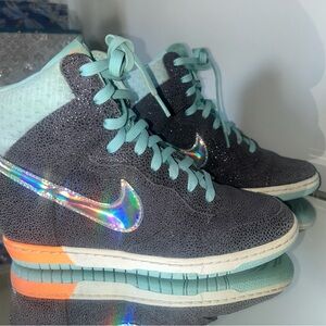 WOMENS NIKE DUNK SKY HI PREMIUM WEDGE SIZE 8.5, Iridescent Swoosh High-Top
